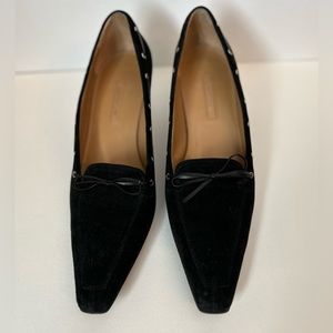 ANN TAYLOR BLACK SUEDE PUMPS WITH FAUX LEATHER BOW DETAIL